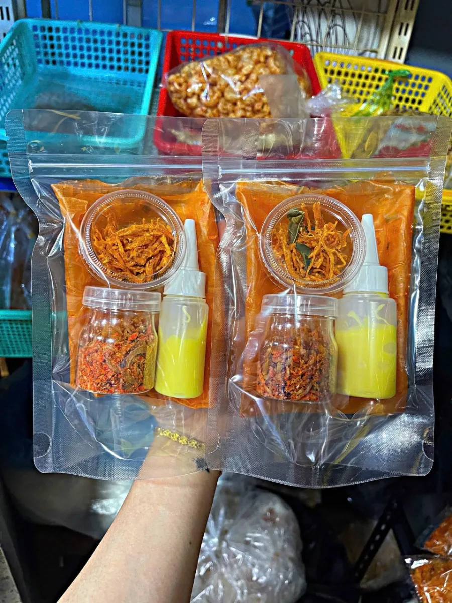 Bánh tráng cuốn hành tép khô gà